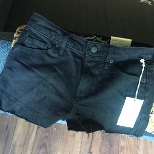 BLACK HIGH RISE SHORTS